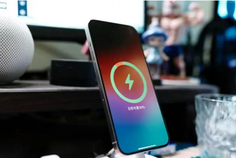 山海关苹果15换屏服务分享用什么充电器给iPhone15充电更好 